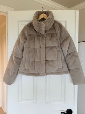 Abercrombie & Fitch | The A&F Mini Puffer Grey Faux Fur Cropped Puffer Jacket M